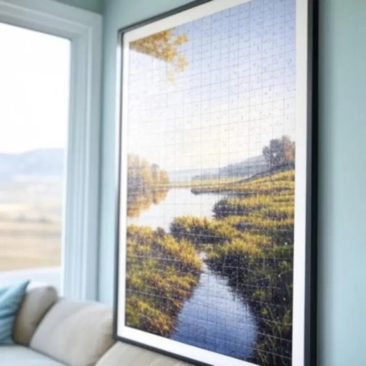 Ukończony obrazek z puzzli wyeksponowany w ramie na ścianie